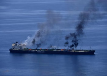 Nueva escalada en el mar Rojo: los rebeldes hutíes lanzaron un ataque con misiles contra dos petroleros de Arabia Saudita