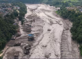 Equipos de rescate trabajan contrarreloj para hallar a cientos de desaparecidos tras las inundaciones entre Nepal y China