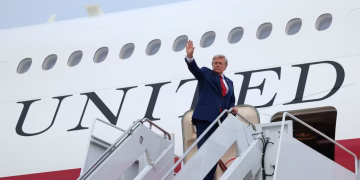 Trump confirmó que cambió de avión por una amenaza iraní tras la cumbre de la OTAN y minimizó la situación: “No me preocupa nada”