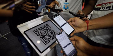 Desde falsos descuentos hasta ofertas de trabajo que no existen: así roban dinero con códigos QR