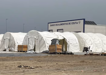 España defiende las carpas en el puerto de Ceuta: “No se puede criticar que los migrantes estén en playas y rechazar que se abran espacios desde el consenso”
