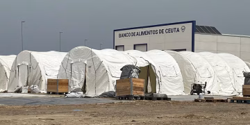 España defiende las carpas en el puerto de Ceuta: “No se puede criticar que los migrantes estén en playas y rechazar que se abran espacios desde el consenso”