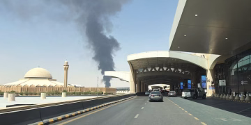 Alerta en Arabia Saudita por un nuevo ataque aéreo: hay humo cerca del aeropuerto de Riad