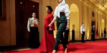 Dos estilos antagónicos: los looks que eligieron las primeras damas Melania Trump y Peng Liyuan para la gala de la Casa Blanca