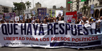 Los familiares de presos políticos exigieron a Delcy Rodríguez nuevas liberaciones en Caracas