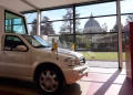 El Vaticano inauguró una exposición con ocho modelos de papamóvil utilizados desde 1930