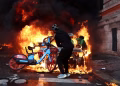 Las violentas protestas en Francia en fotos: rige el toque de queda en París y otras ciudades