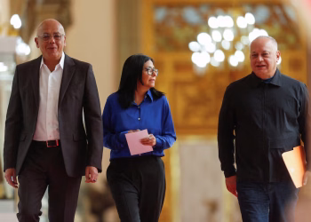 Silencio, llamados al diálogo y amenazas: así respondió el chavismo al regreso de María Corina Machado