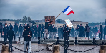 Más de 1.300 personas fueron detenidas en Francia durante las violentas protestas del sábado