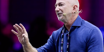 “Trabajar tres días a la semana y mantener a la familia”: el pronóstico de Jeff Bezos sobre la IA